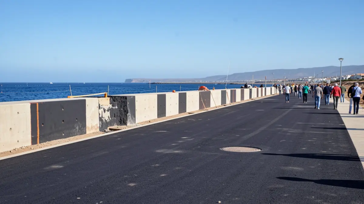 Obras de renovación del muelle pesquero de El Cotillo, Fuerteventura, con reparación del espigón y reasfaltado de la explanada.