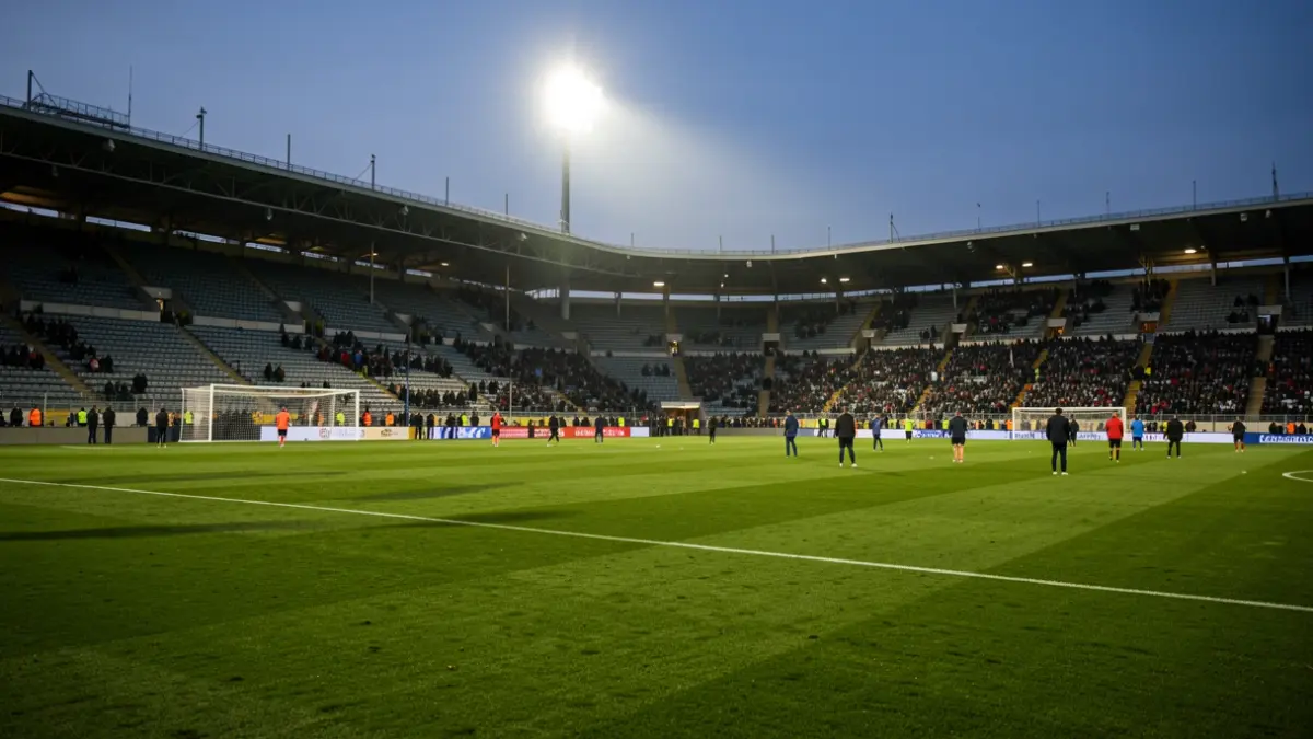 Imagen genérica de un campo de fútbol vacío al atardecer con las luces encendidas.