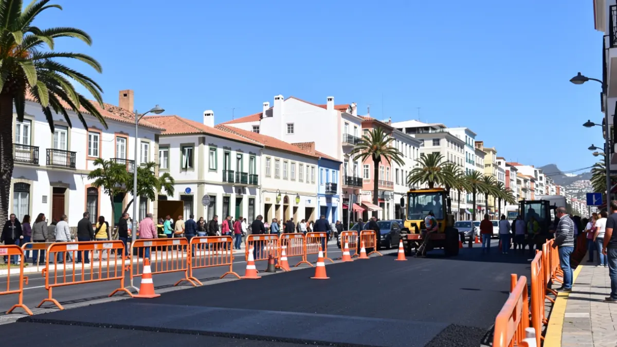 Image of asphalt paving work on a street in Santa Cruz de Tenerife with machinery and signage.