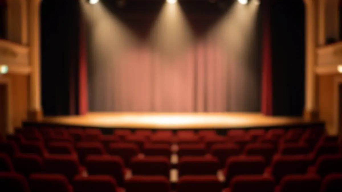 Imagen genérica de un escenario de teatro vacío con sillas.