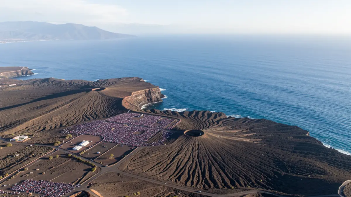 Vista aérea de un paisaje costero en Tenerife con terreno volcánico y océano.