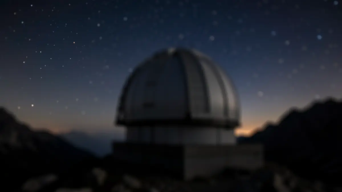 Imagen genérica de un telescopio en una montaña por la noche.
