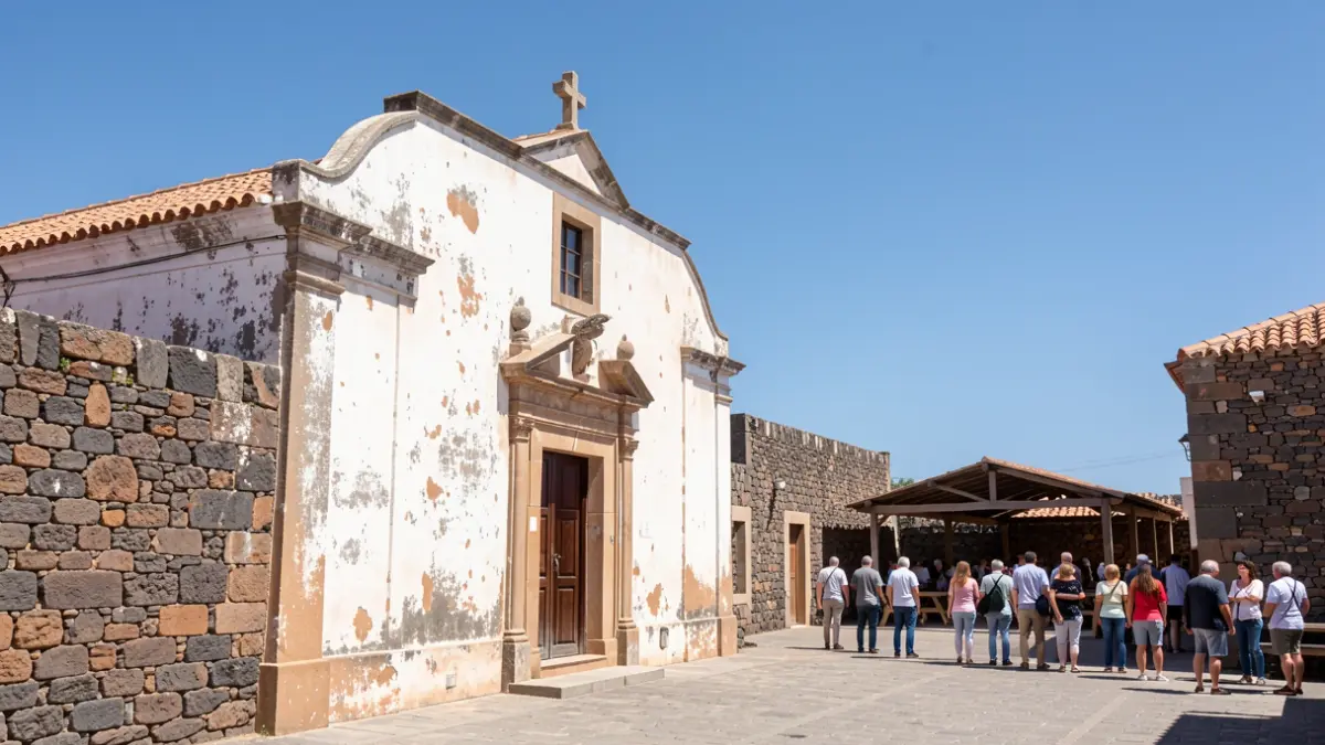 Fachada de una iglesia de piedra con muros exteriores y merendero en Fuerteventura.