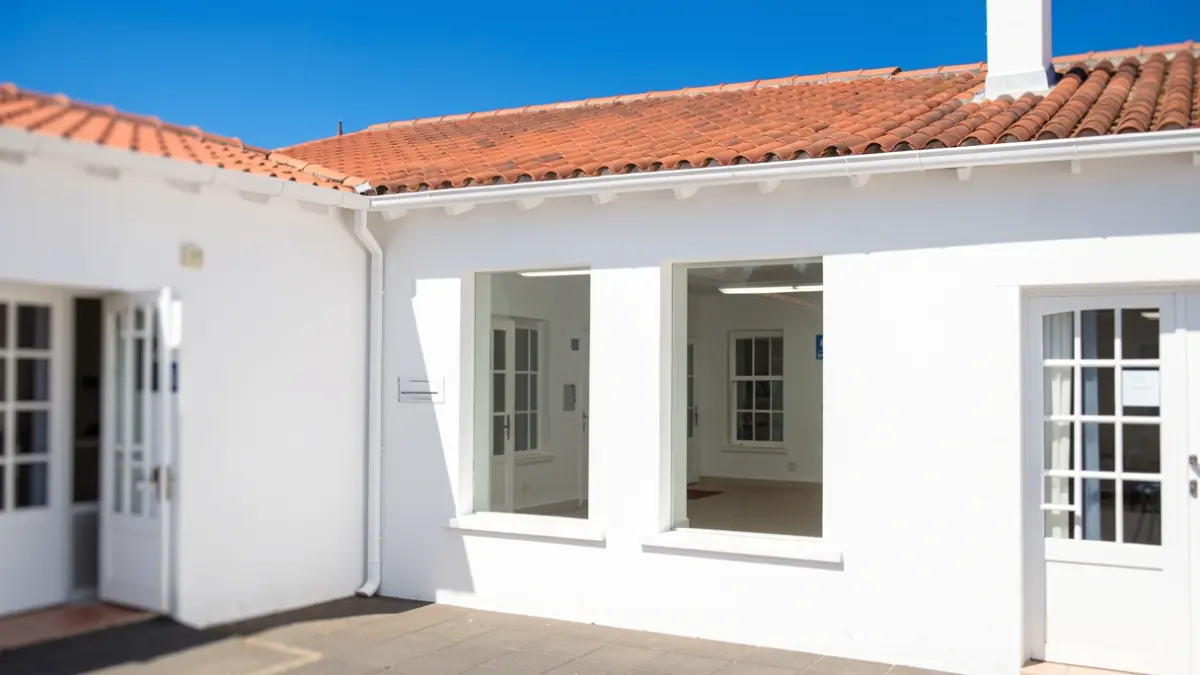Generic image of the exterior of a municipal building with an interior courtyard.