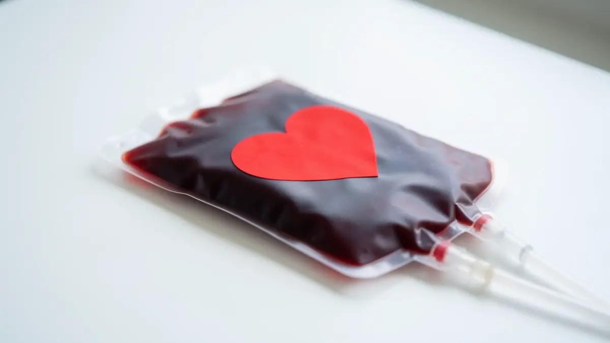 Imagen genérica de una bolsa de sangre con un corazón rojo, símbolo de donación y salud.