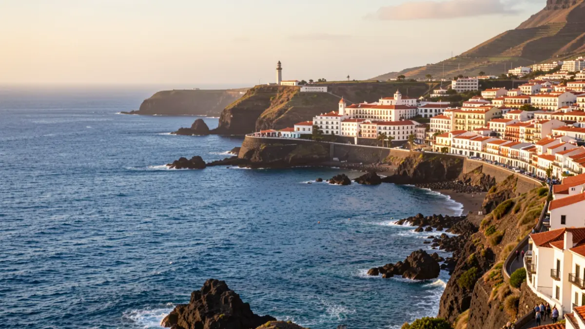 Imagen artística de Santa Cruz de La Palma, mostrando su arquitectura y costa.