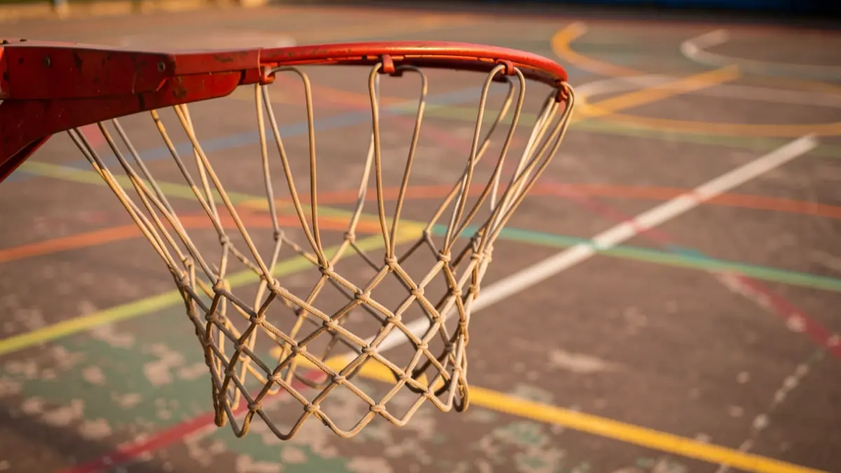 Imagen genérica de una cancha deportiva multiusos con un aro de baloncesto.