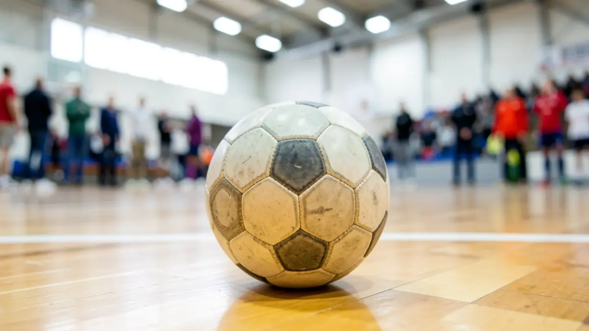 Imagen genérica de un balón de balonmano sobre una pista deportiva.