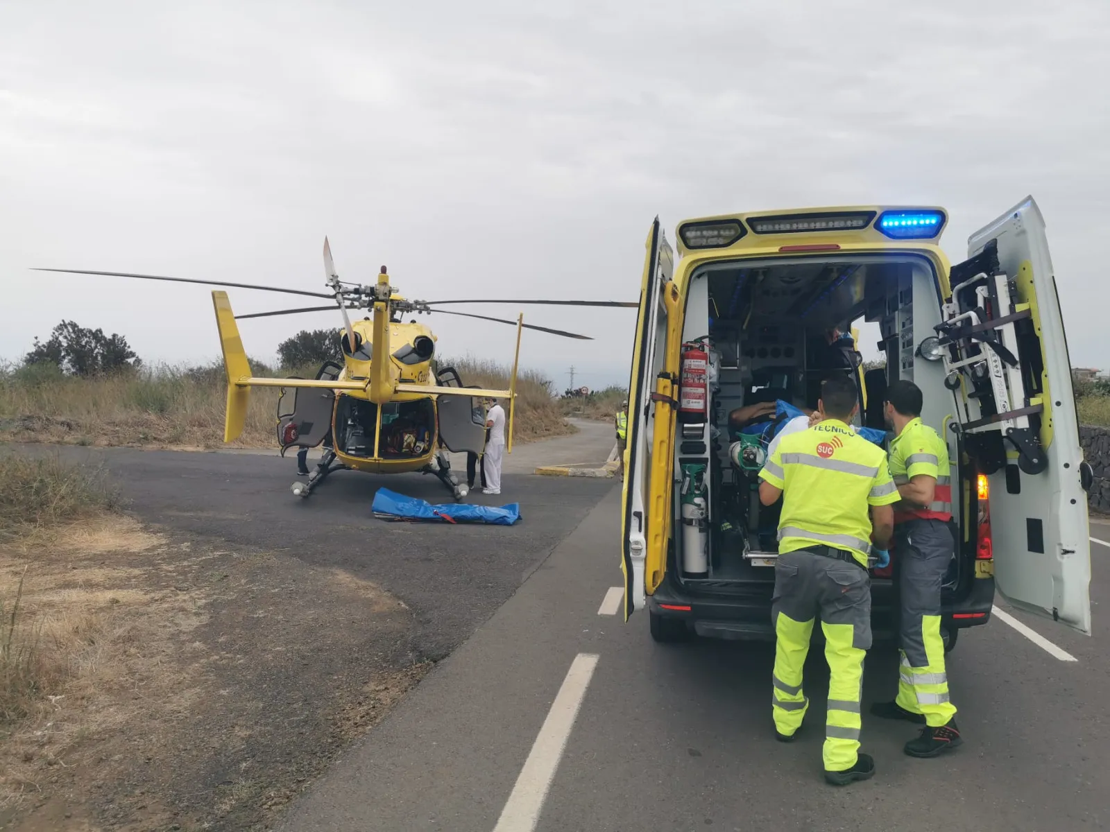 Trasladado grave un hombre tras caer de un tejado en El Tanque
