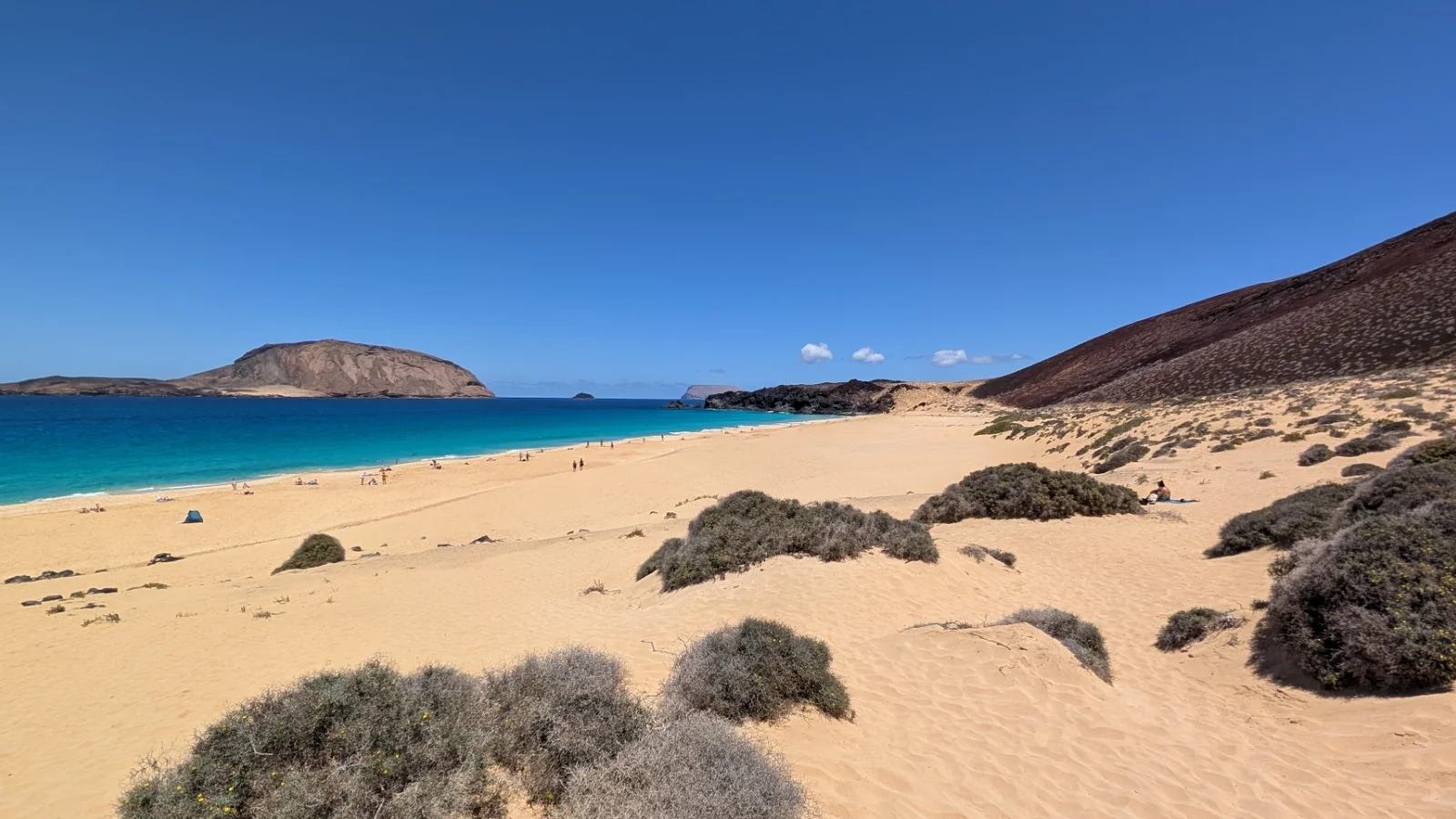 Tu viaje a la Isla de La Graciosa empieza aquí: ferrys, planes y consejos locales a un solo clic