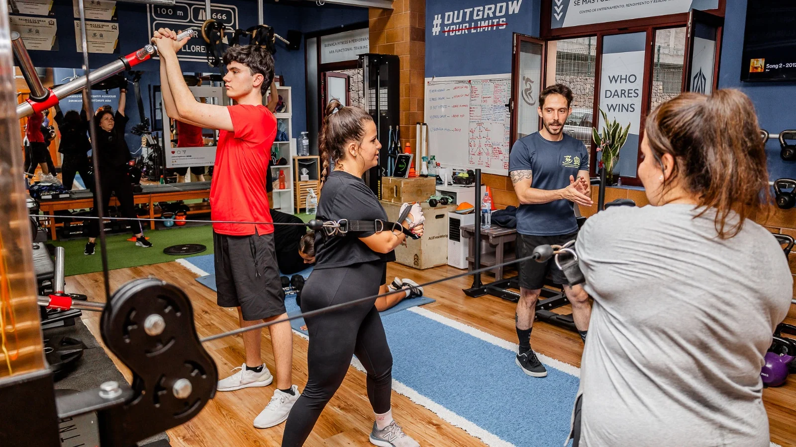 Alberto Buenaga dirige una sesión de entrenamiento funcional en ARA Buenaga Fitness & Performance, Siete Palmas, Las Palmas de Gran Canaria