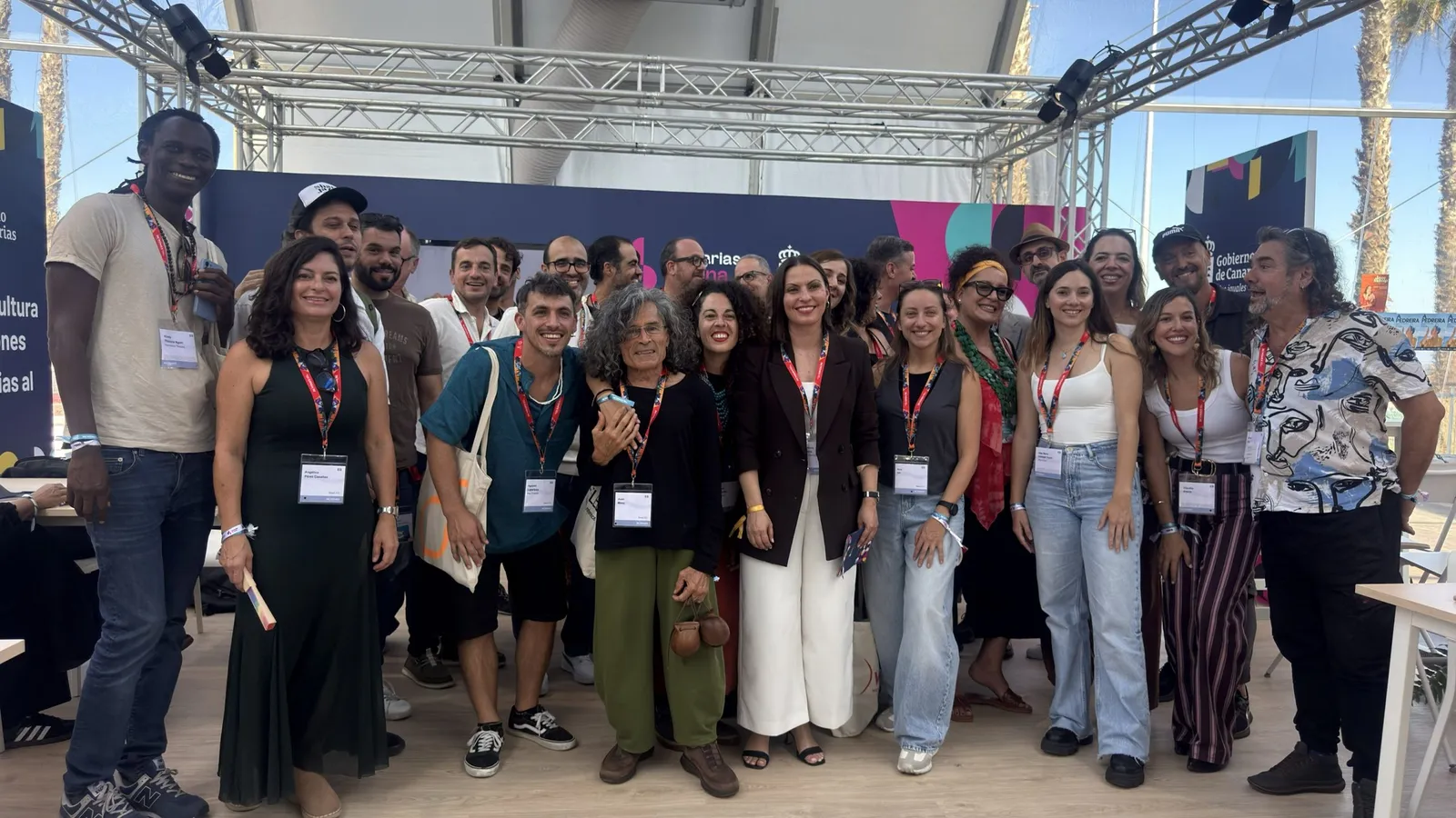 Artistas y Migdalia Machín en el stand 'Canarias suena'