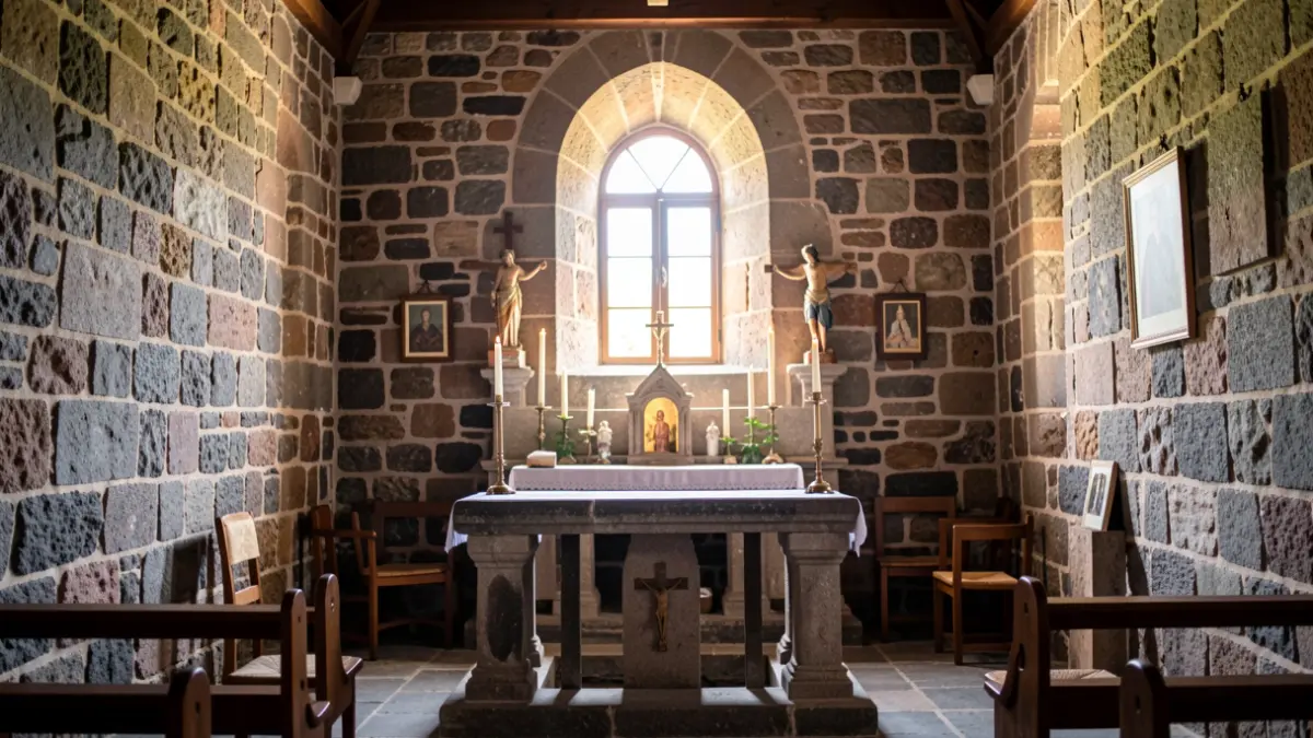 Imagen genérica del interior de una ermita tradicional canaria con luz tenue.