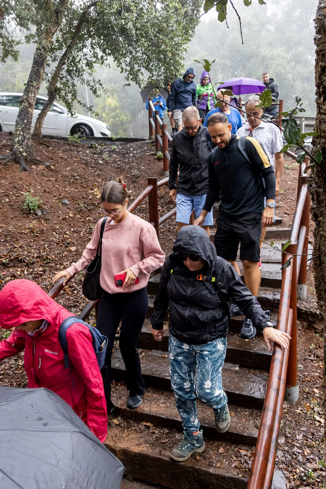 Jóvenes y mayores comparten experiencias vitales en una caminata intergeneracional en Gran Canaria