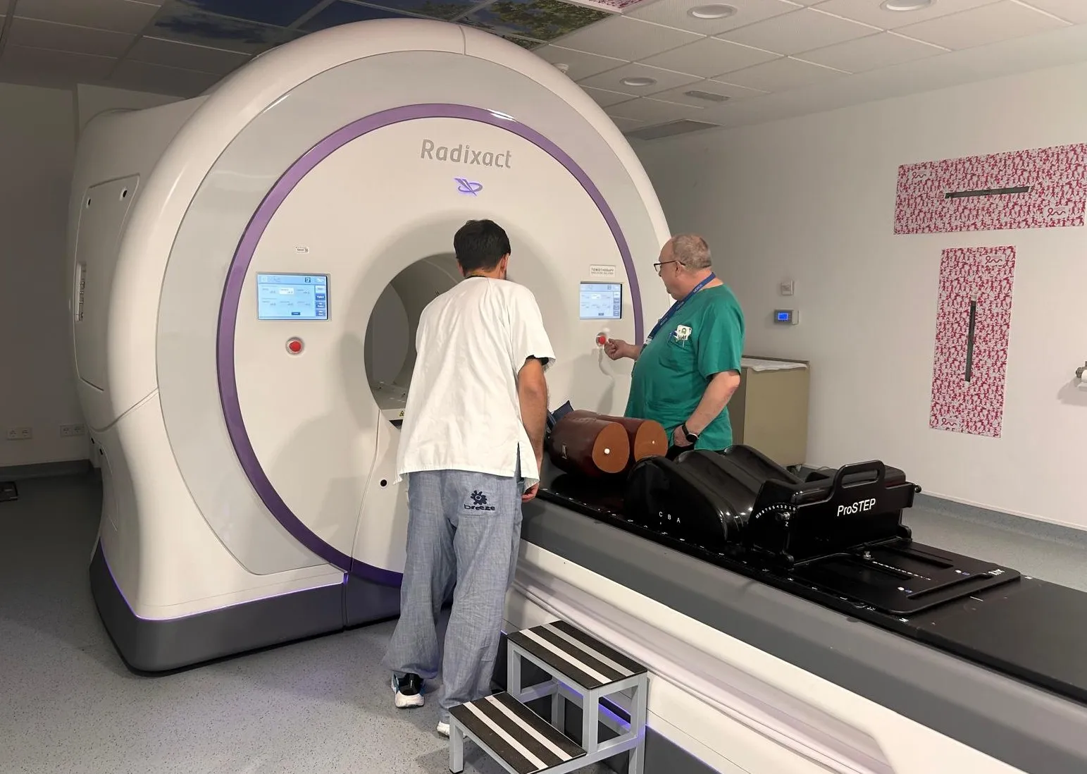 El jefe de servicio de Oncología Radioterápica y un radiofísico con el equipo