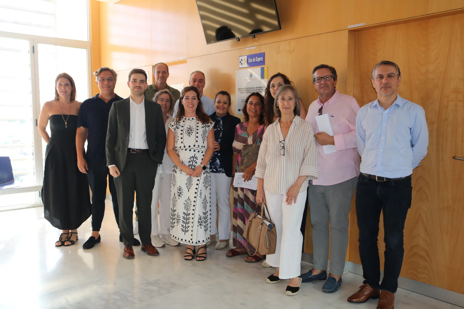 Foto de familia de la comitiva y miembros de salud mental