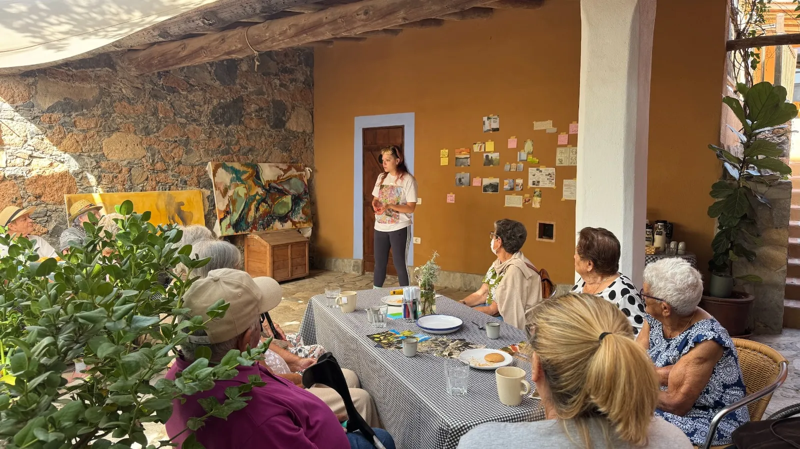 Mayores de San Miguel de Abona comparten saberes sobre penca y cochinilla