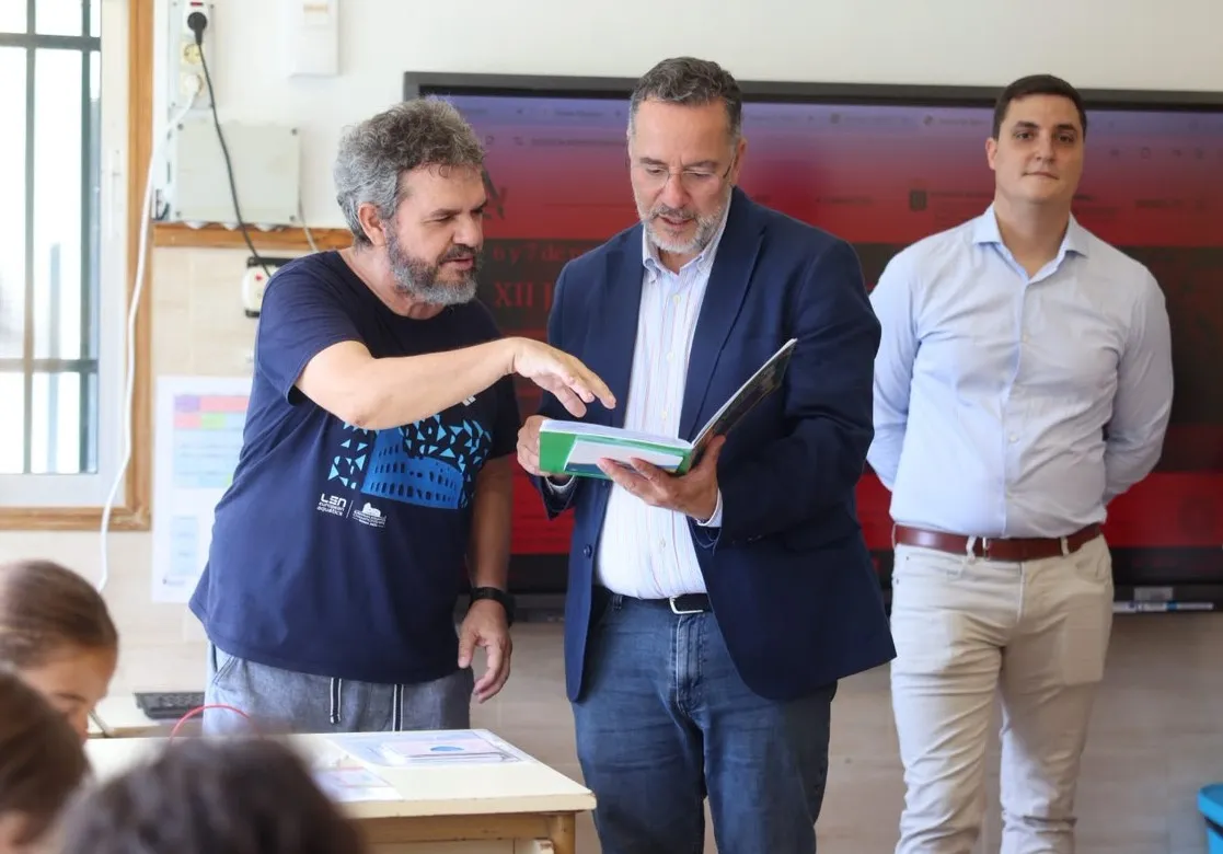 Poli Suárez impulsa el canarismo en las aulas con el proyecto 'Mi Primer Diccionario'