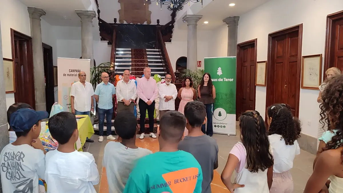 Niños saharauis del programa 'Vacaciones en Paz' reciben material escolar y medicinas en Teror.