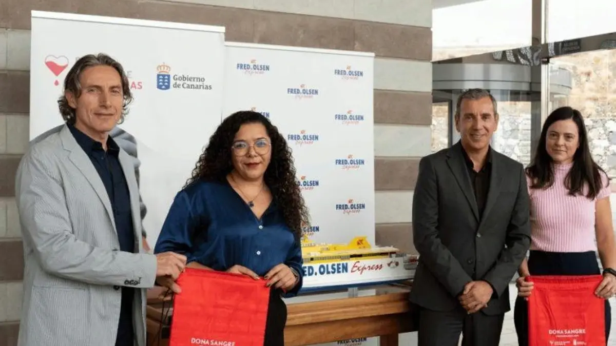 Firma de la renovación del acuerdo de donación de sangre entre el ICHH y Fred. Olsen Express. Fuente: Fred. Olsen Express